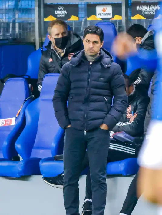 Pelatih Arsenal, Mikel Arteta menyaksikan pemainnya bertanding melawan Molde pada pertandingan Grup B Liga Europa di Stadion Aker di Molde, Norwegia, Kamis (26/11/2020). Arsenal menang telak 3-0 atas Molde. (Svein Ove Ekornesvag / NTB via AP)