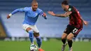 Bek Manchester City, Kyle Walker, berebut bola dengan bek Bournemouth, Diego Rico, pada laga babak ketiga Piala Liga Inggris di Etihad Stadium, Jumat (25/9/2020) dini hari WIB. Manchester City menang 2-1 atas Bournemouth. (AFP/Mike Egerton/pool)