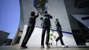 Penyelenggara mempersiapkan uji coba lomba panjat dinding sebagai persiapan Olimpiade Tokyo 2020 di Aomi Urban Sports Park, Tokyo, Jumat (6/3/2020).  Tes event cabang olah raga rugby kursi roda yang sedianya digelar 12-15 Maret, dibatalkan. (AP Photo/Eugene Hoshiko)
