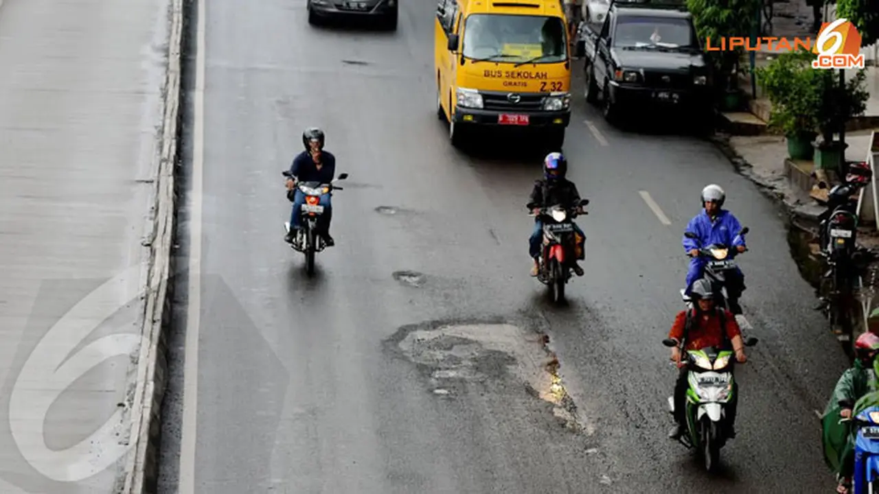 5-ruas-jalan-rusak-140121c.jpg