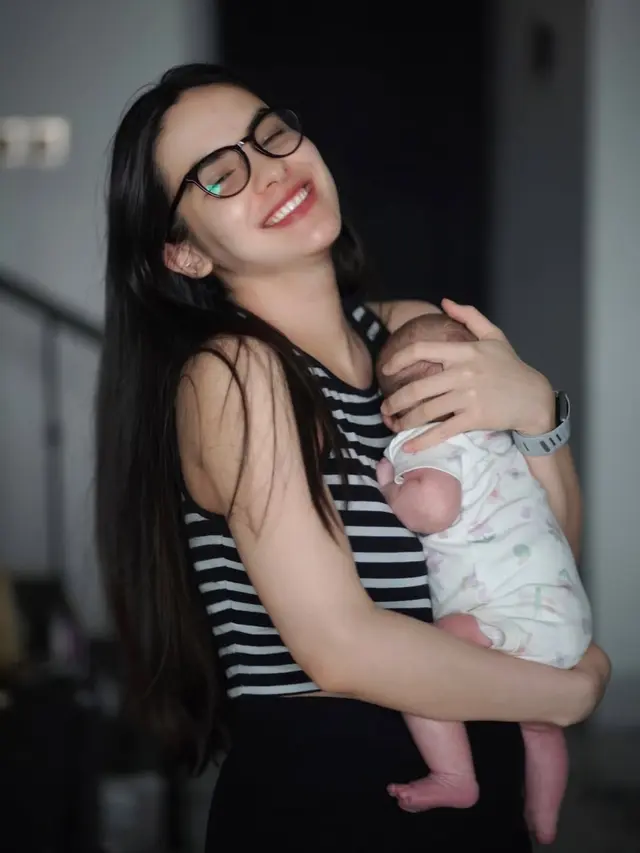 Potret Steffi Zamora Nikmati Peran sebagai Ibu, Tampil Kasual dan Percaya Diri dengan Bare Face