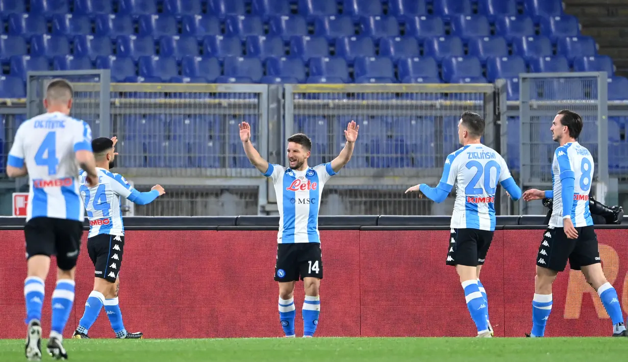 Penyerang Napoli, Dries Mertens (tengah) melakukan selebrasi setelah mencetak gol ke gawang AS Roma pada pertandingan lanjutan Liga Serie A Italia di stadion Olimpiade di Roma, Senin (22/3/2021). Dries Mertens mencetak dua gol dan mengantar Napoli menang atas AS Roma 2-0. (AFP/Alberto Pizzoli)