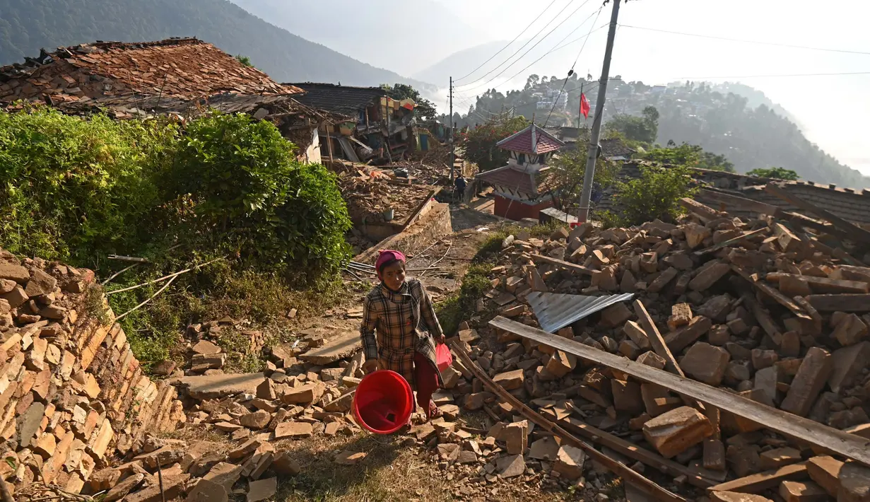 Sebagian warga terpaksa mengungsi di tempat terbuka. (Prabin RANABHAT/AFP)