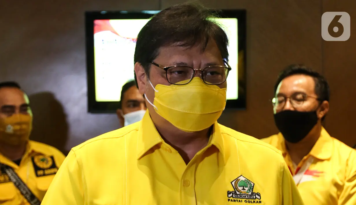 Ketum Partai Golkar Airlangga Hartarto saat menghadiri bimbingan teknis pilkada serentak 2020 di Jakarta, Minggu (30/8/2020). Bimbingan teknis membahas sosialisasi peraturan perundang undangan dalam rangka pilkada serentak tahun 2020. (Liputan6.com/Johan Tallo)