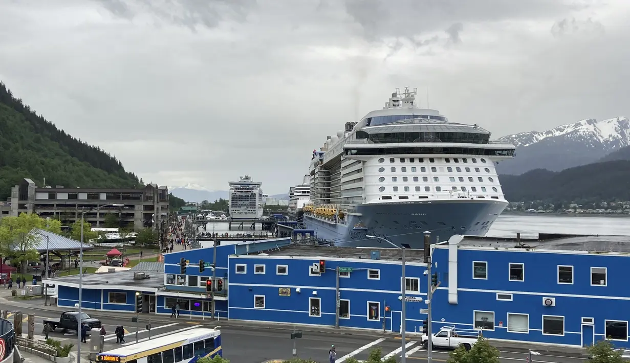 Kapal pesiar terparkir di dekat pusat kota Juneau, pada 7 Juni 2023, di sepanjang Selat Gastineau, di Alaska. (AP Photo/Becky Bohrer)