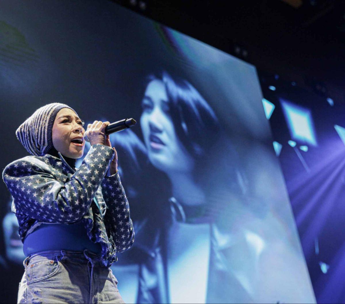 Musisi Melly Goeslaw resmi merilis lagu duet bersama mendiang Nike Ardilla di Jakarta, Jumat (8/12/2023).&nbsp;Lagu tersebut berjudul "Bertemu Kembali".
