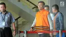 Mantan anggota DPRD Sumut Muslim Simbolon usai menjalani pemeriksaan di Gedung KPK, Jakarta, Senin (9/7). KPK resmi menahan mantan anggota DPRD Sumut tahun 2009-2014 itu untuk mempermudah pemeriksaan. (Merdeka.com/Dwi Narwoko)