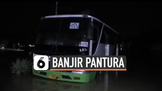VIDEO: Jalur Pantura Masih Kebanjiran, Pengungsi Tidur di Pinggir Jalan