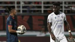 Striker Arema FC, Abel Camara Camara (kanan) usai gagal menjebol gawang Borneo FC yang dijaga oleh Angga Saputro. (Bola.com/Ikhwan Yanuar)