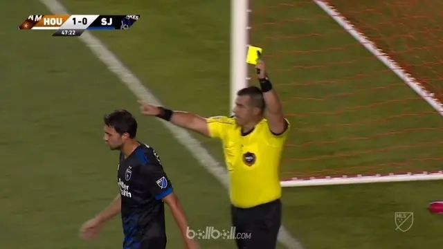 Berita video wasit MLS mengubah putusannya memberi kartu merah menjadi kartu kuning setelah melihat VAR. This video presented by Ballball.