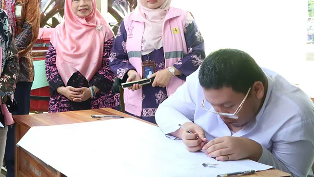 Murid penyandang disabilitas dari Sekolah Khusus (SKh) Negeri 01 Kota Cilegon mengikuti pelatihan membatik di Sanggar Batik Inklusif Rinara, Banten, Jumat (29/8/2025). (Istimewa)