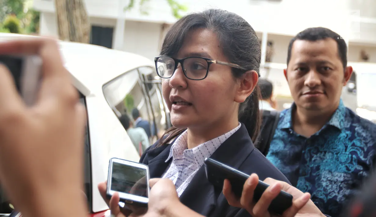 Sekjen PSSI Ratu Tisha seusai mendampingi Plt Ketum PSSI, Joko Driyono memenuhi panggilan Satgas Anti-Mafia Bola di Polda Metro Jaya, Kamis (24/1). Pemeriksaan terkait kasus dugaan pengaturan skor di Liga Indonesia. (Liputan6.com/Johan Tallo)