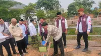 Kepala Dinas Kehutanan (Dishut) Sumsel Pantji Cahyanto melakukan penanaman bibit pohon di Ponpes Aulia Cendikia Kampus C Palembang Sumsel (Liputan6.com / Nefri Inge)