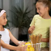 Salah satu manfaat utama kindness jar adalah membantu anak mengenali dan menamai perilaku positif yang mereka lakukan. Saat orangtua menuliskan, misalnya, “hari ini kamu mau berbagi mainan” atau “kamu membantu membereskan buku”, anak merasa tindakannya diperhatikan dan dihargai. (foto/dok: freepik)