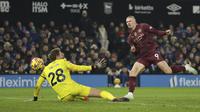 Pemain Manchester City, Erling Haaland mencetak gol ke gawang Ipswich Town pada laga lanjutan Liga Inggris 2024/2025 di Portman Road, Ipswich, Inggris, Senin (20/01/2025) dini hari WIB. (AP Photo/Ian Walton)
