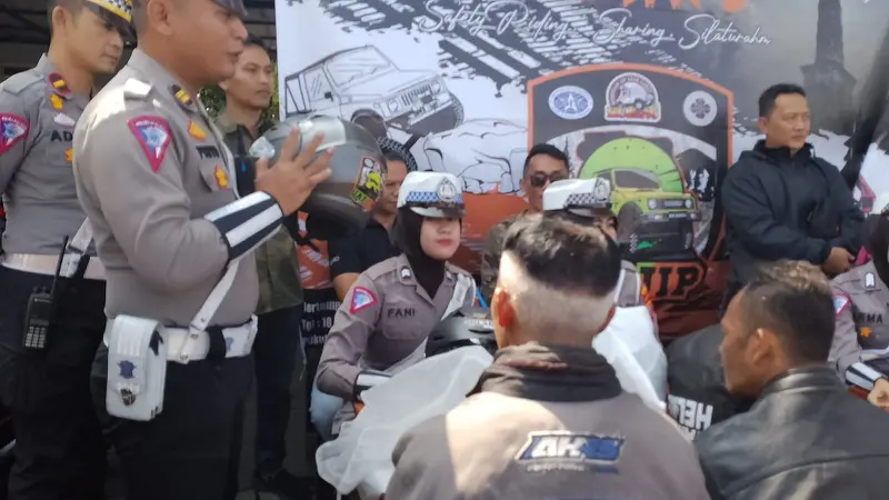 KBO Sat Lantas Polres Garut Iptu Priyo Sambodo, memimpin pemberian helm gratis bagi pengguna tertib lalu lintas di sela-sela Operasi Patuh Lodaya 2024 di bilangan Alun-alun Tarogong, Garut, Jumat (26/7/2024). (Liputan6.com/Jayadi Supriadin)