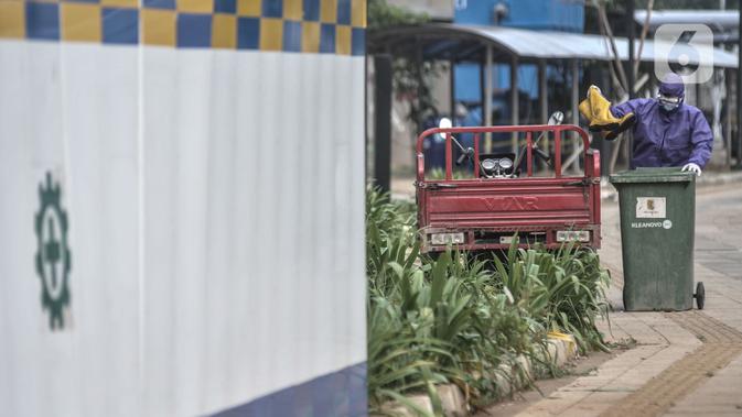 Petugas sterilisasi mengenakan APD saat membuang limbah yang telah digunakan tenaga kesehatan di RSD Wisma Atlet, Kemayoran, Jakarta, Senin (23/11/2020). Total kasus konfirmasi COVID-19 di Indonesia hari ini mencapai angka 502.110 usai penambahan harian sebanyak 4.442. (merdeka.com/Iqbal S Nugroho)