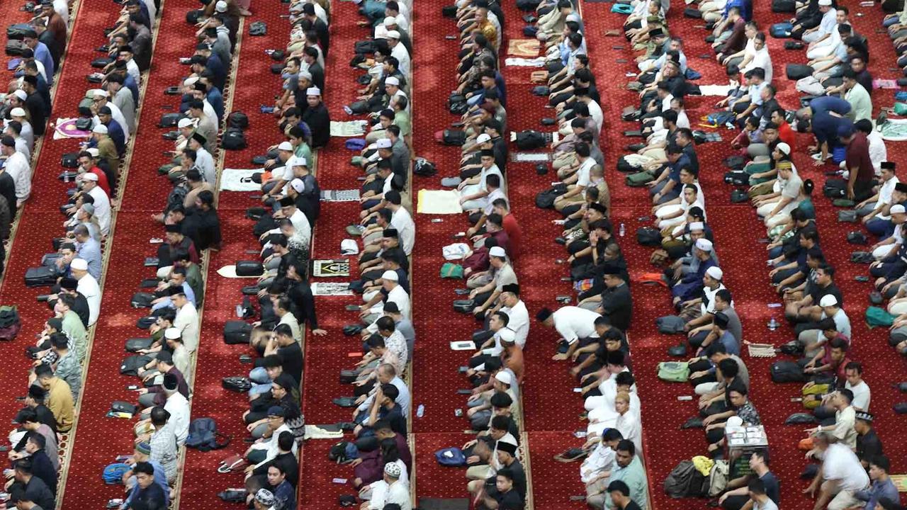 FOTO: Ribuan Jemaah Padati Masjid Istiqlal pada Tarawih Perdana Ramadan 1447 H