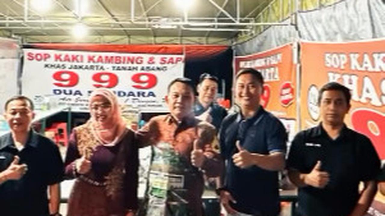 Momen Eks Kasad Makan Sop Kaki Kambing di Warung Tenda