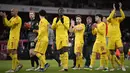 Para pemain Liverpool bertepuk tangan usai pertandingan melawan Arsenal pada leg kedua semifinal Piala Liga Inggris di Stadion Emirates di London, Jumat (21/1/2022). Dengan kemenangan ini Liverpool berhasil melaju ke final. (AP Photo/Matt Dunham)