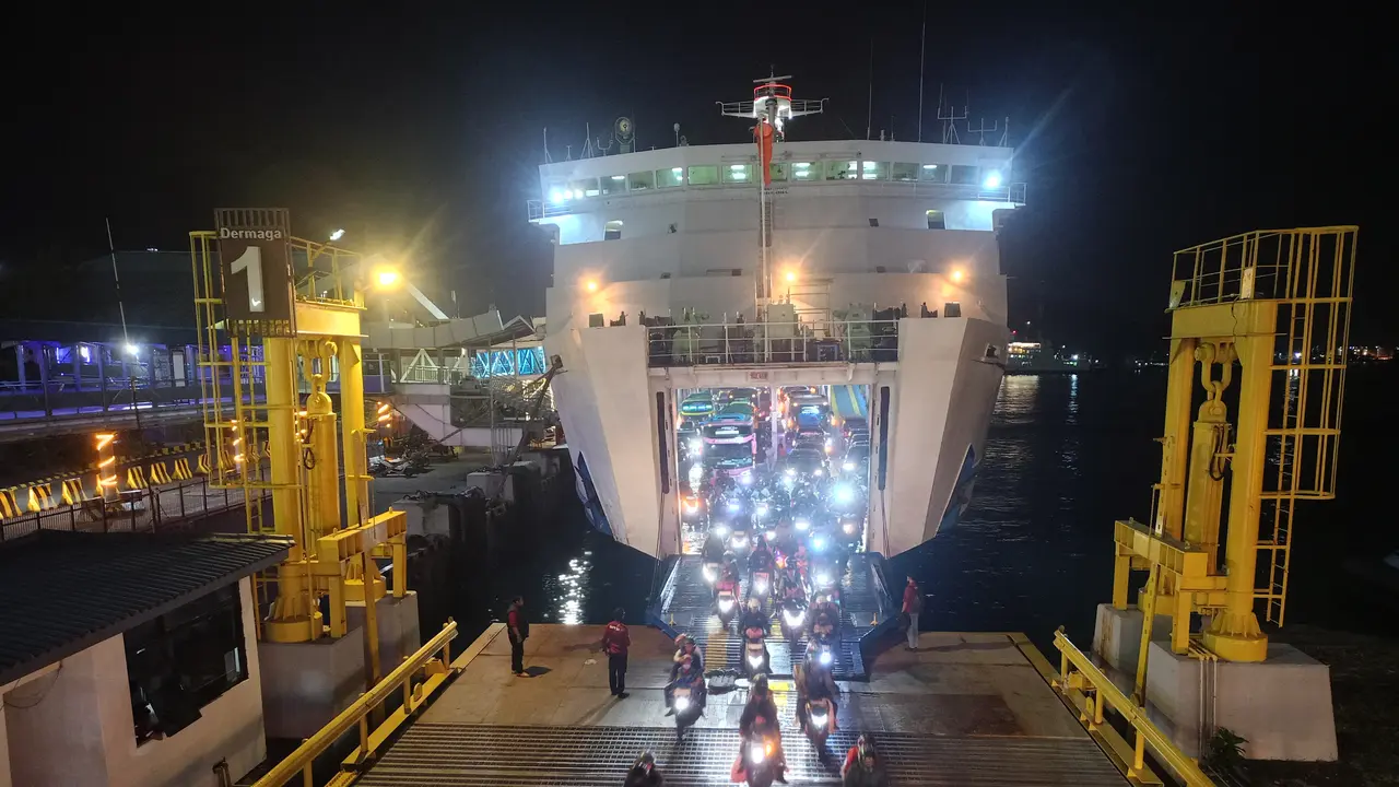 Kondisi arus balik di Pelabuhan Merak Banten. (Liputan6.com/Yandhi Deslatama)