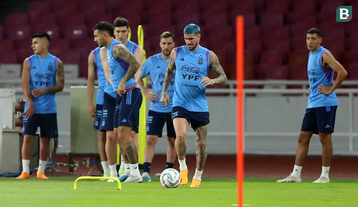 <p>Pemain Timnas Argentina, Rodrigo De Paul (kanan), menggiring bola saat&nbsp;sesi latihan resmi menjelang laga FIFA Matchday melawan Timnas Indonesia di Stadion Utama Gelora Bung Karno (SUGBK), Jakarta, Minggu (18/06/2023). (Bola.com/Bagaskara Lazuardi)</p>