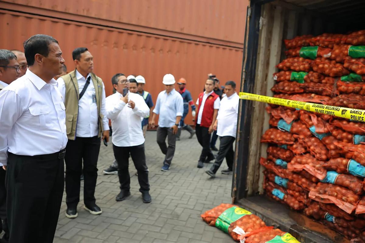FOTO: Bawang Impor Ilegal Mengandung OPTK Dimusnahkan di Surabaya