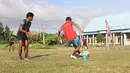Ilham memberi semangat kepada anak agar melakukan latihan mengumpan dengan gerakan yang cepat. (Bola.com/Okie Prabhowo)