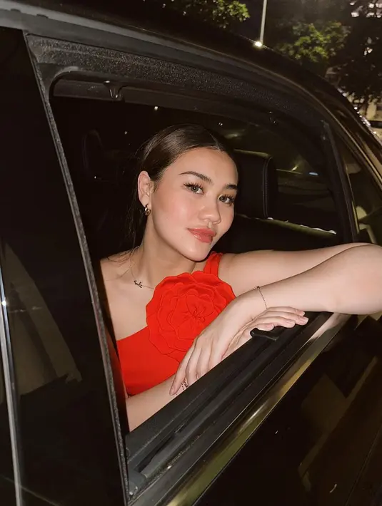 Dress warna merah sempurna dipadukan dengan makeup yang berfokus pada lipstik nuansa coral red. Fresh dan glamor! [@aaliyah.massaid]