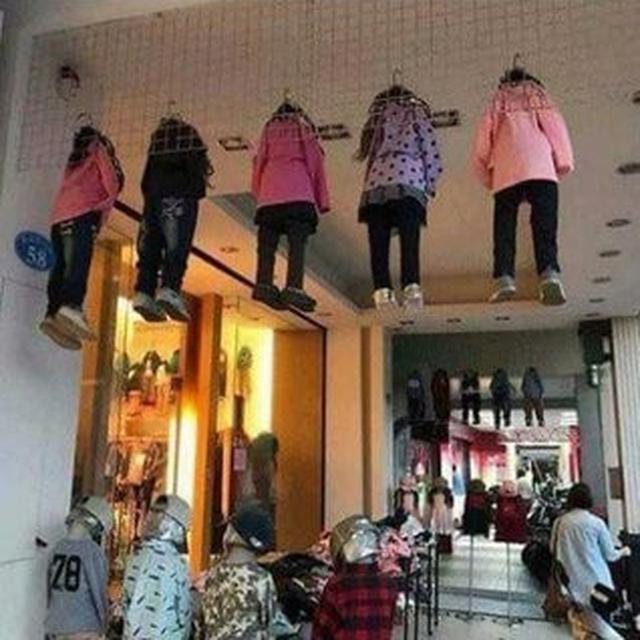 6 Potret Manekin Digantung Ini Bikin Kaget, Bak Patung Selamat Datang