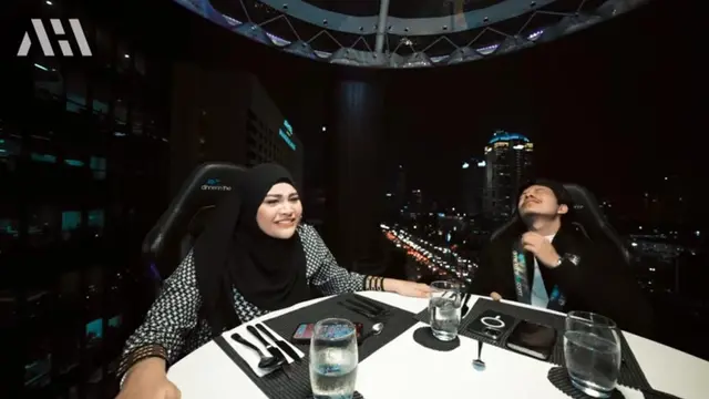 Ekspresi Aurel Hermansyah ketakutan makan di tempat tinggi