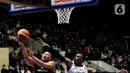 Pebasket Timnas Indonesia, Arki Dikania Wisnu (kiri) mencoba mengecoh Muhammad Almarwani (Arab Saudi) pada Grup A FIBA Asia Cup 2022 di Istora Senayan, Jakarta, Selasa (12/7/2022). Timnas Basket Indonesia mengawali kiprah di FIBA Asia Cup 2022 dengan menundukkan Arab Saudi dengan skor 80-54. (Liputan6.com/Helmi Fithriansyah)