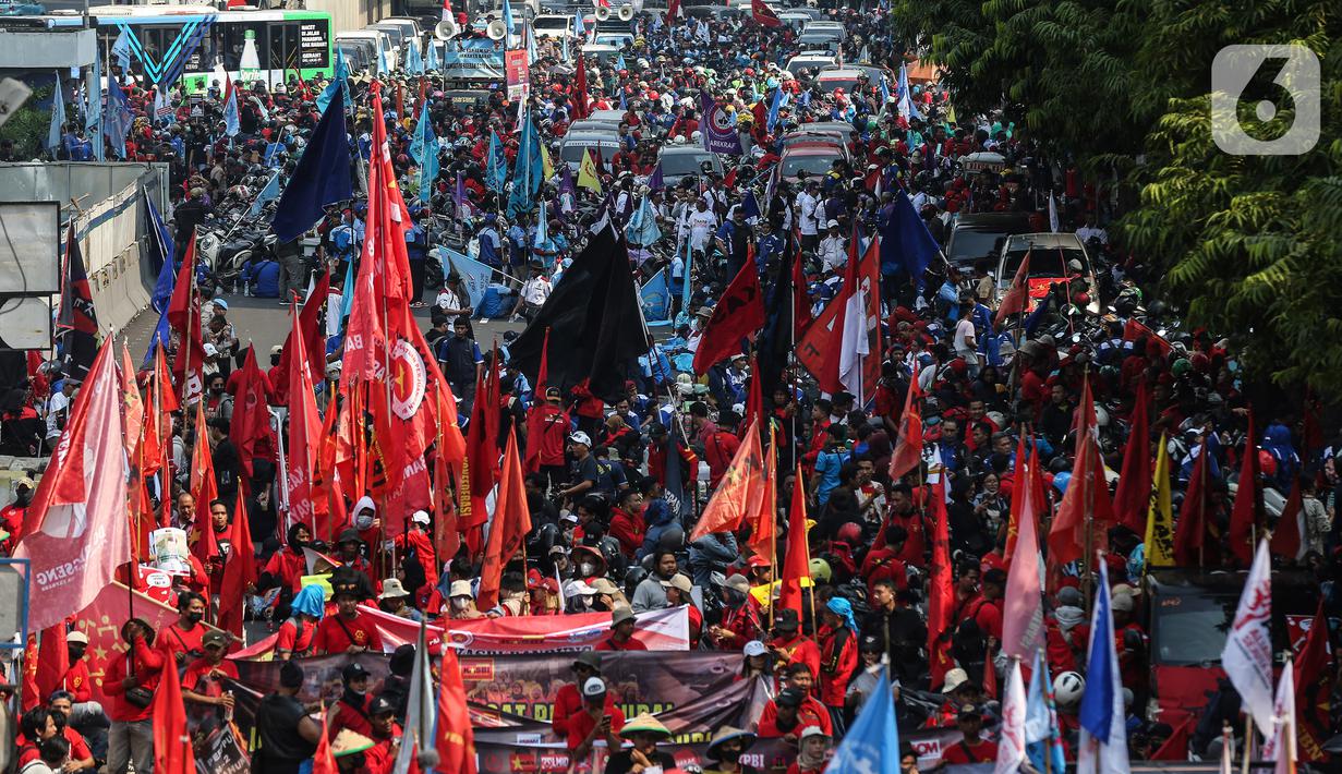 <p>Massa buruh menggelar demonstrasi dan berkumpul di depan Gedung ILO, Kawasan Thamrin, Jakarta, Kamis (10/8/2023). (Liputan6.com/Johan Tallo)</p>