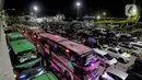 Puncak arus mudik Lebaran 2025 mulai terasa di Pelabuhan Merak, Banten, sejak Kamis malam (27/3) hingga Jumat (28/3/2025) dini hari menjelang waktu sahur. (Liputan6.com/Herman Zakharia)