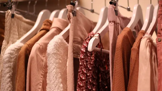 12 Arti Mimpi Dikasih Baju Sama Perempuan, Bisa Bermakna Harapan Baru