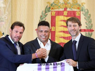 Legenda Brasil, Ronaldo, bersama walikota Valladolid, Oscar Puente dan presiden Real Valladolid, Carlos Suarez, berpose saat jumpa pers di Valladolid, (3/9/2018). Ronaldo resmi menjadi Presiden baru Real Valladolid. (AFP/Cesar Manso)