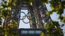 Cincin Olimpiade terlihat di Menara Eiffel, Paris pada Jumat (7/6/2024). (AP Photo/Thomas Padilla)