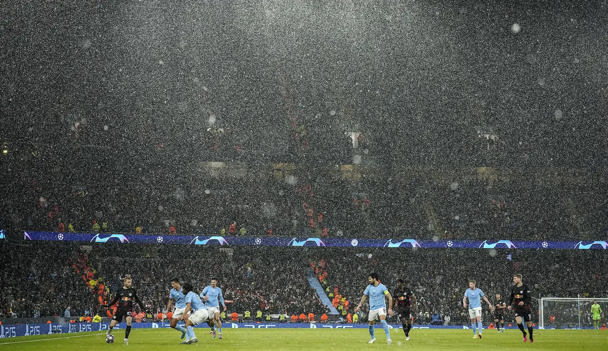 <p>Hujan salju mengguyur laga leg kedua 16 Besar Liga Champions 2022/2023 antara Manchester City melawan RB Leipzig di Etihad Stadium, Manchester, Rabu (15/03/2023). The Cityzens berhasil melaju ke babak perempat final setelah berhasil menang dengan skor 7-0. (AP Photo/Dave Thompson)</p>