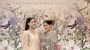 Tampil rapi di agenda spesial memang jadi tantangan tersendiri. Aira Yudhoyono hadirkan gaya sedrhana dengan paduan blouse beraksen bordir dan celana bahan. Kombinasi sepatu heels jadi cara jitu untuk wujudkan tampilan memesona. [Foto: Annisa Yudhoyono]