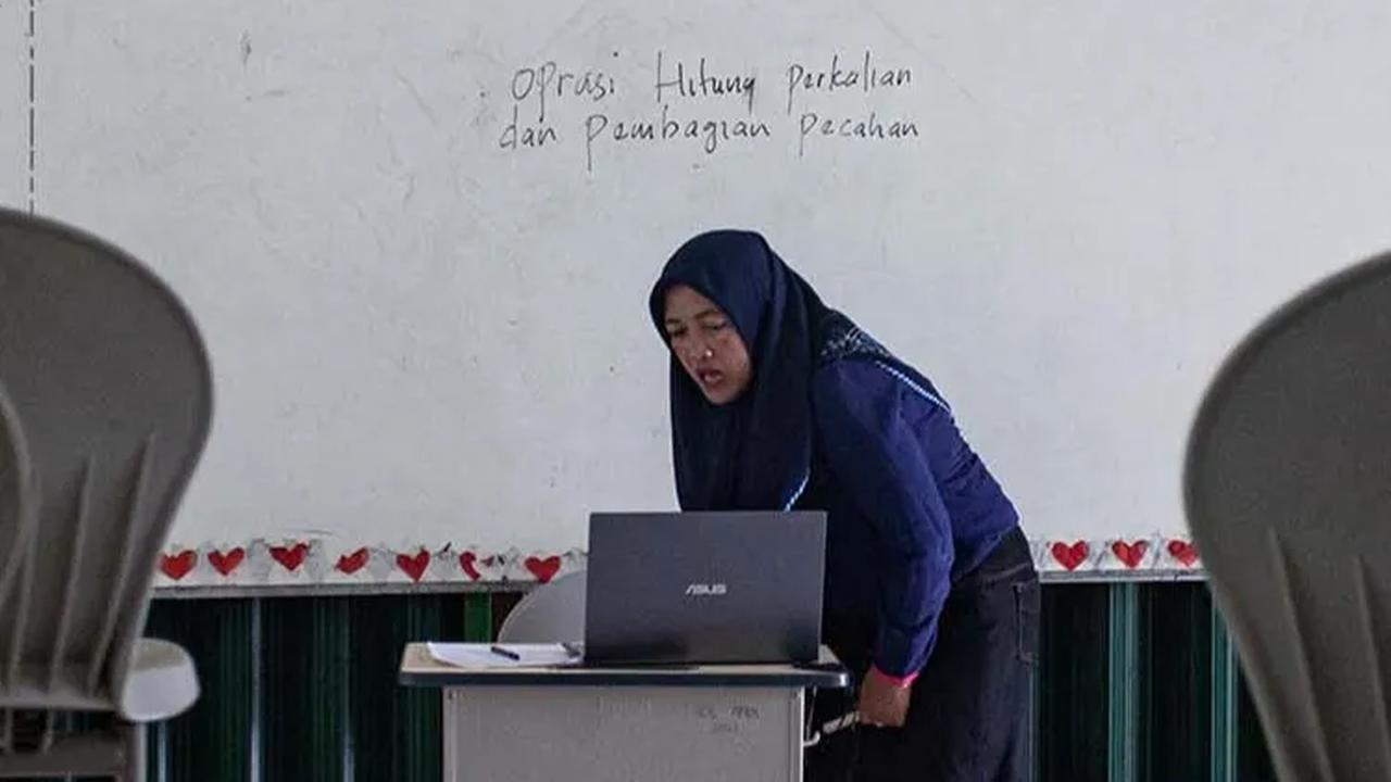 FOTO: Potret Guru di Palembang Kembali Mengajar Secara Online Gara-Gara Kabut Asap Karhutla