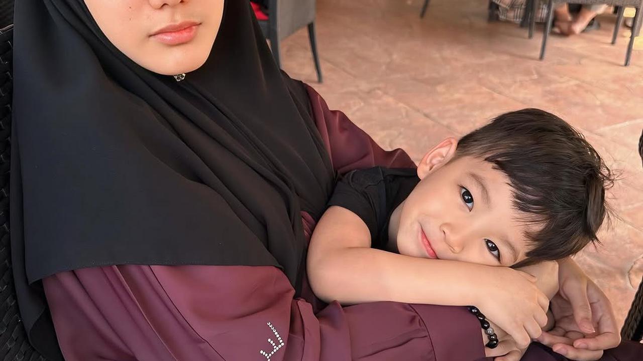 Potret Lyra Virna Umroh Ditemani Anak-anak yang Kian Dewasa