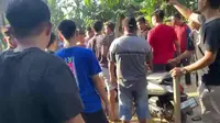 Warga serang polisi saat tangkap bandar narkoba di Sidrap, Sulsel (Liputan6.com/Fauzan)