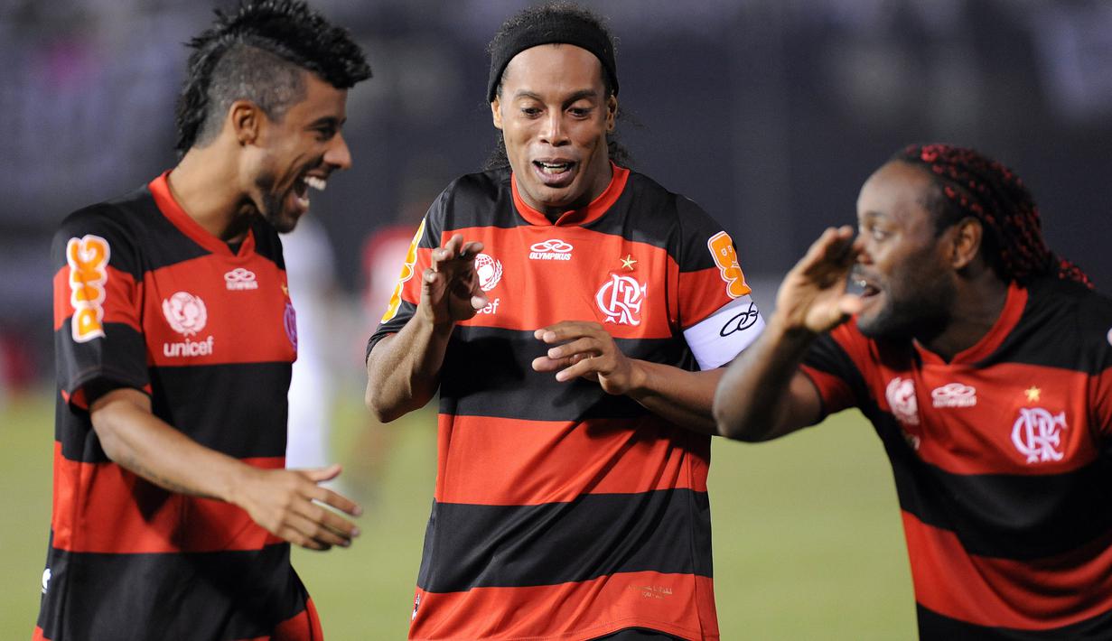 Pada tahun 2011-2012 Flamengo berhasil mendapatkan servis Ronaldinho. Ia mencetak 15 gol dari 33 kali penampilan. (AFP/Norberto Duarte)