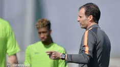 Allegri memimpin rapat sebelum sesi latihan Juventus dimulai (Juventus.com)