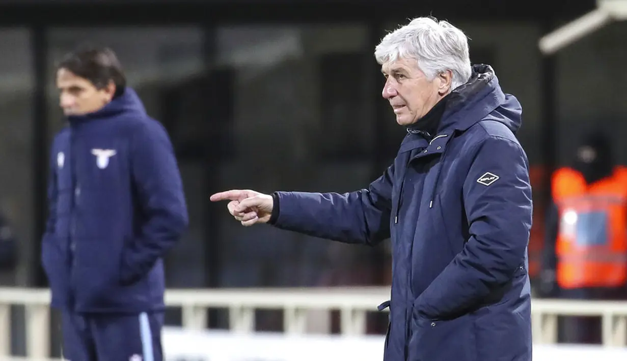 Pelatih Atalanta Gian Piero Gasperini memberikan instruksi saat anak asuhnya menghadapi Lazio pada pertandingan Coppa Italia di Stadion Gewiss, Bergamo, Italia, Rabu (27/1/2021). Atalanta melaju ke semifinal Coppa Italia usai menaklukkan Lazio 3-2. (Stefano Nicoli/LaPresse via AP)