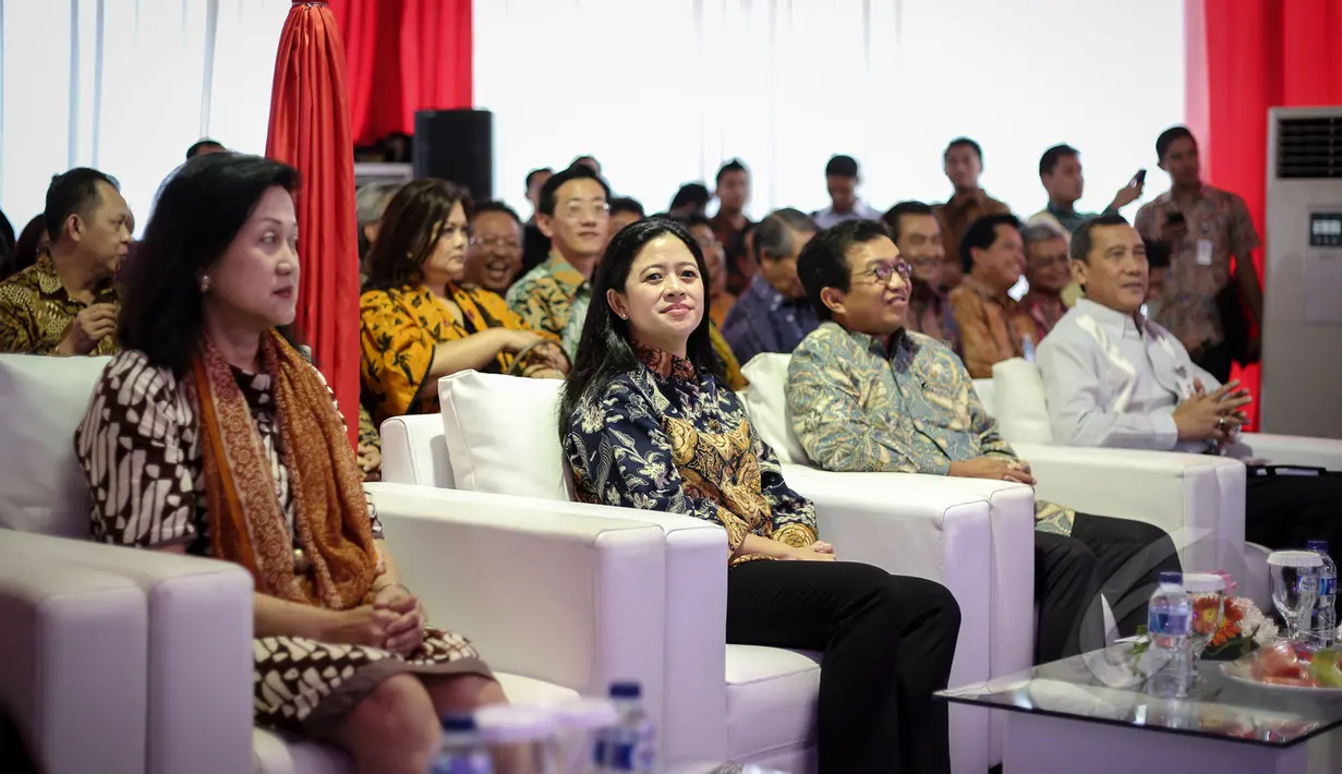 Menko PMK, Puan Maharani (kedua kiri) saat menghadiri peluncuran mobil literasi keuangan (Si Molek) di Kantor Menko PMK, Jakarta (12/5/2015). 21 unit Si Molek diluncurkan untuk menambah 20 mobil yang sudah ada sebelumnya. (Liputan6.com/Faizal Fanani)