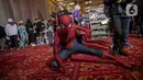 Cosplayer berpose saat gelaran The Jakarta 17th Toys & Comics Fair 2022 di Balai Sudirman, Jakarta, Sabtu (5/3/2022). Meski masih pandemi, gelaran yang dianggap pionir event mainan dan komik di Indonesia ini hadir kembali dengan konten terkini dan exclusive. (Liputan6.com/Faizal Fanani)