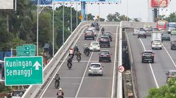 Sejumlah kendaraan melintas di Fly over Pancoran, Jakarta, Selasa (16/1). Flyover Pancoran dinilai mampu mengurangi kemacetan lalu lintas di perempatan Pancoran hingga 50 persen. (Liputan6.com/Angga Yuniar)