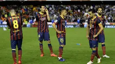 Para pemain Barcelona tidak kuasa menahan kekecewaannya usai dikalahkan seteru abadi mereka, Real Madrid 1-2 di final Piala Raja, di stadion Mestalla, Valencia (17/4/2014). (AFP PHOTO/LLUIS GENE)