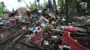 Warga mencari sisa harta benda usai tsunami menerjang Kampung Sumur, Ujung Kulon, Banten, Selasa (24/12). Kampung Sumur merupakan sebuah permukiman di pinggir laut di Kecamatan Sumur, Ujung Kulon, Banten. (Merdeka.com/Arie Basuki)